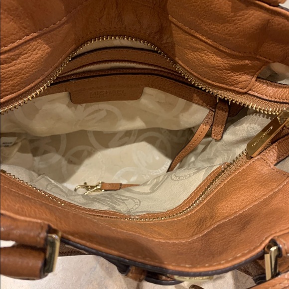 Michel Kors tan purse with silver embellishments - Picture 4 of 4